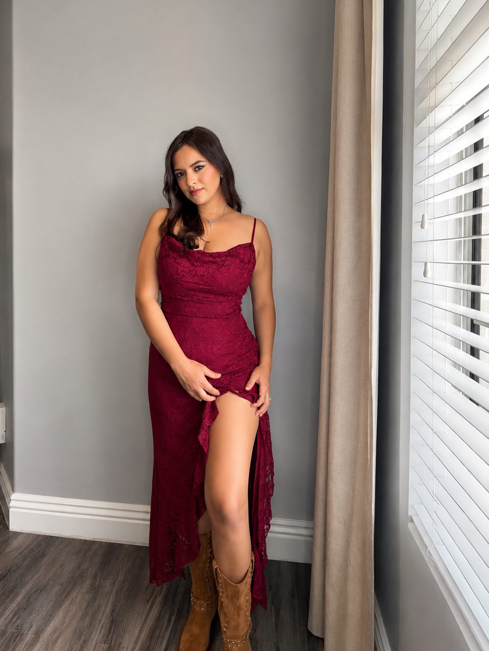 Vestido de encaje y de tirantes largo y elegante