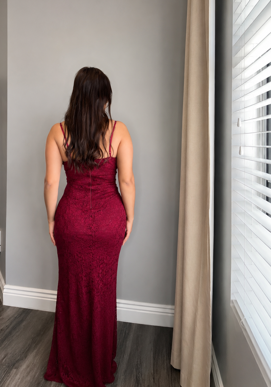 Vestido de encaje y de tirantes largo y elegante