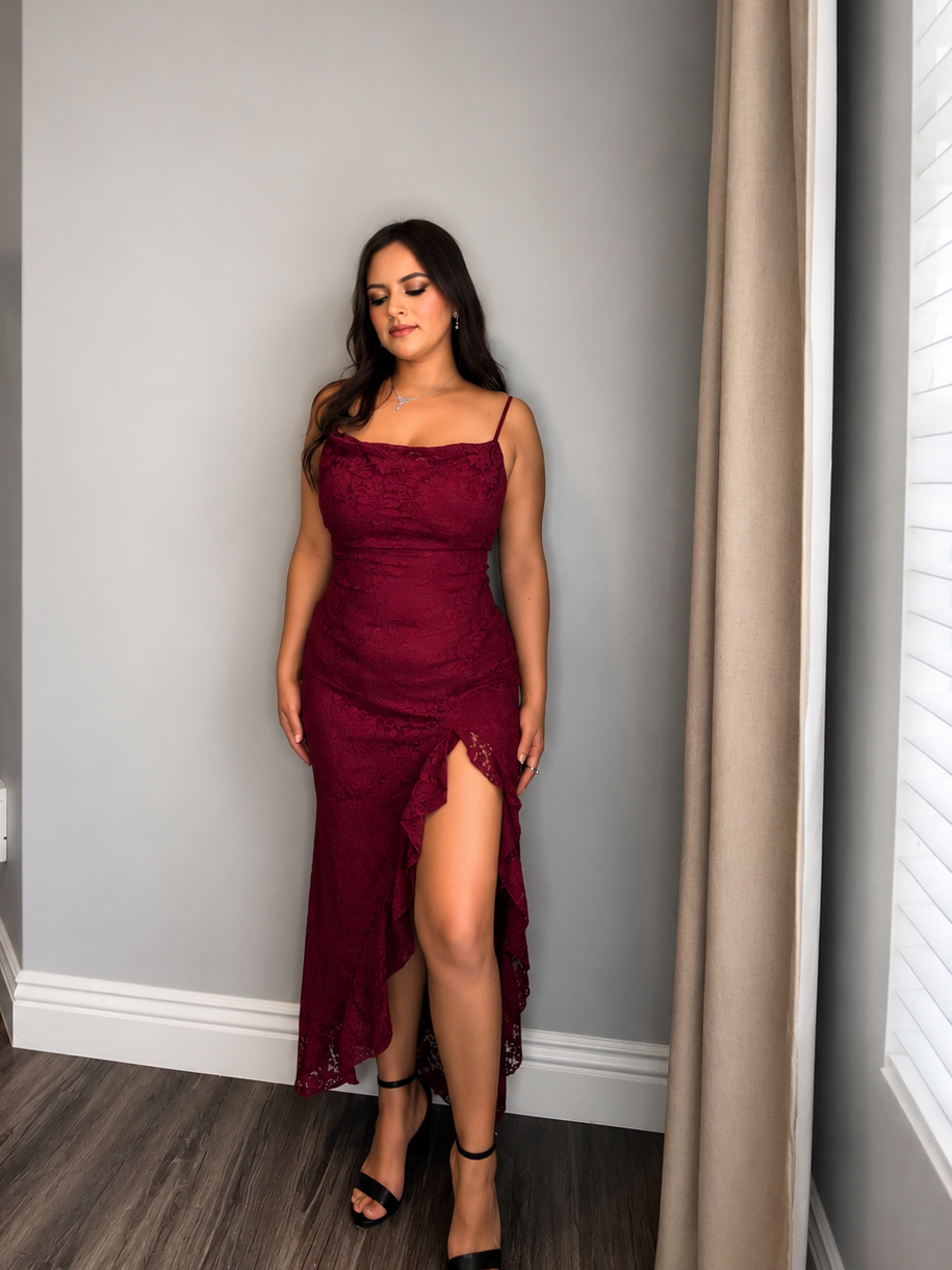 Vestido de encaje y de tirantes largo y elegante