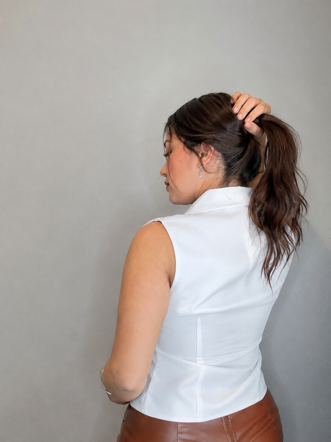 Sleeveless blazer with 3 front buttons and stretch fabric. Vest only.