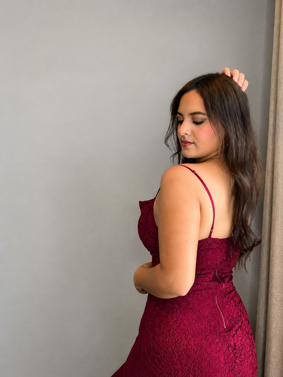 Vestido de encaje y de tirantes largo y elegante